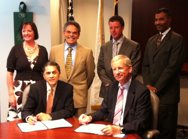 signing of FEHRL-FHWA Memorandum of Cooperation by Victor Mendez and Joris Al